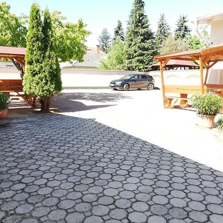 Imola És Andrea Apartmanház Hajdúszoboszló Esterno foto