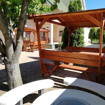 Imola És Andrea Apartmanház Hajdúszoboszló Esterno foto