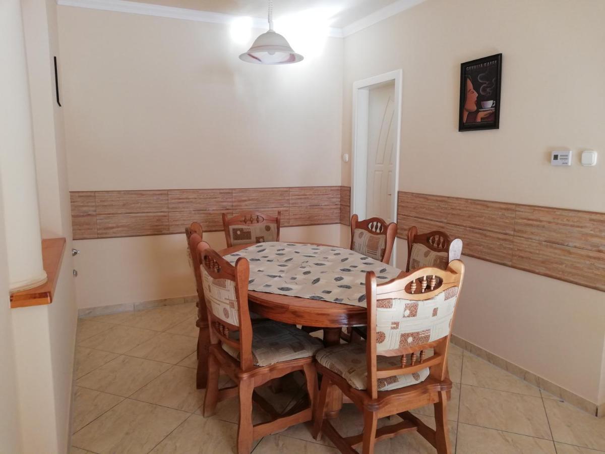 Imola És Andrea Apartmanház Hajdúszoboszló Esterno foto