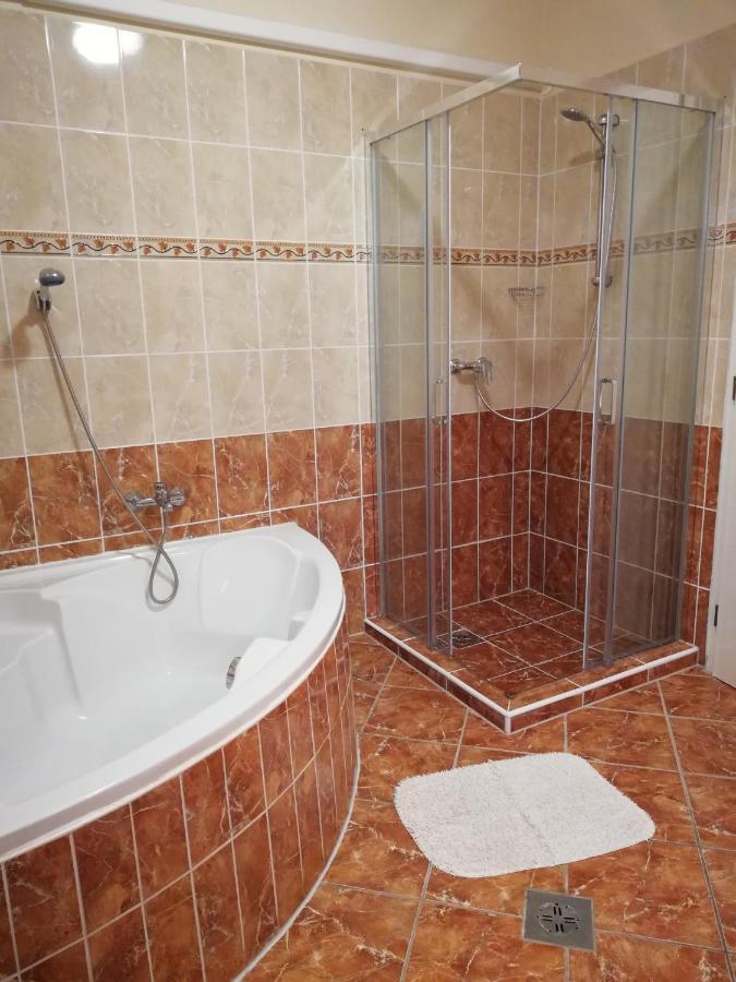 Imola És Andrea Apartmanház Hajdúszoboszló Esterno foto