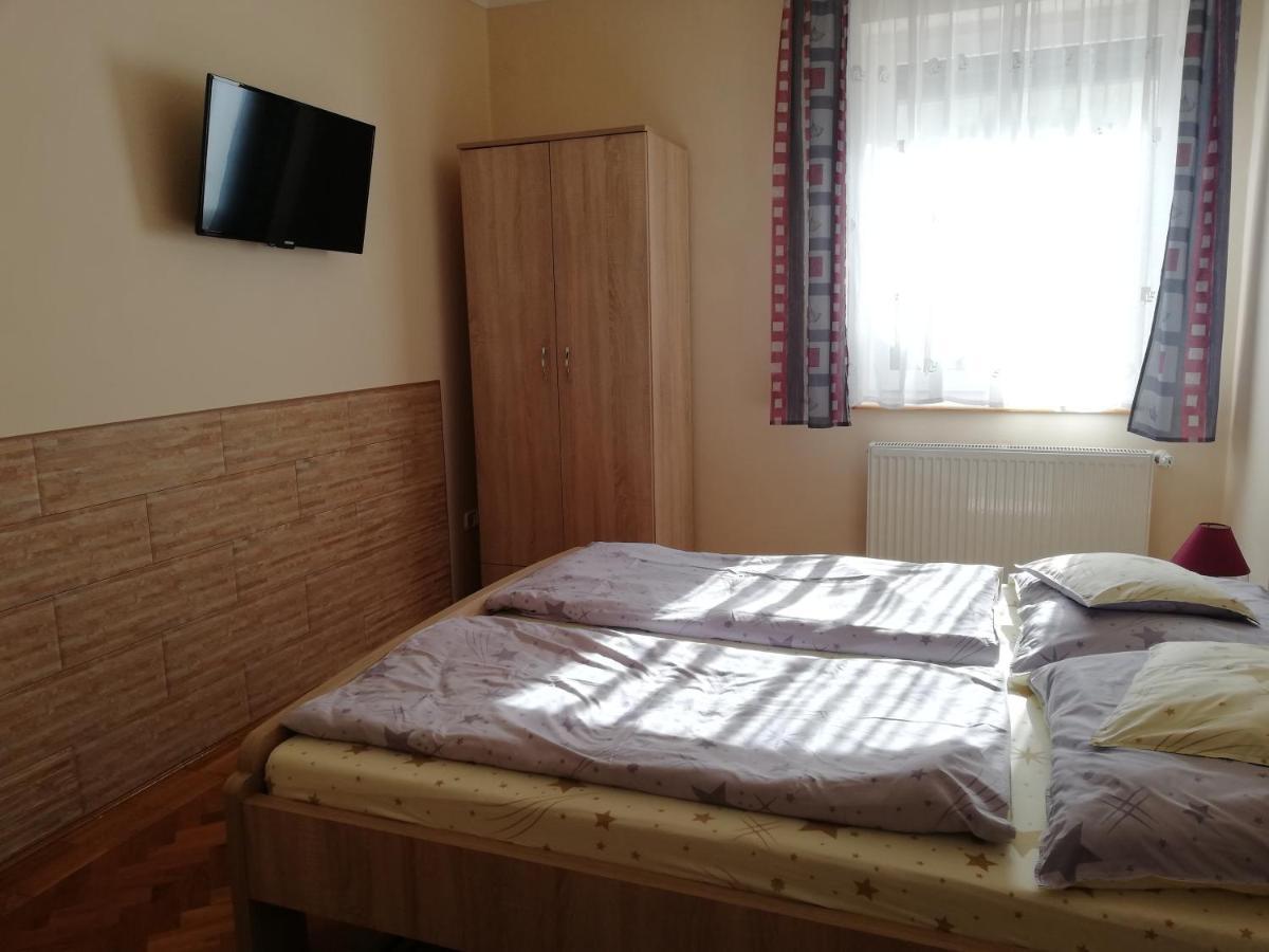 Imola És Andrea Apartmanház Hajdúszoboszló Esterno foto