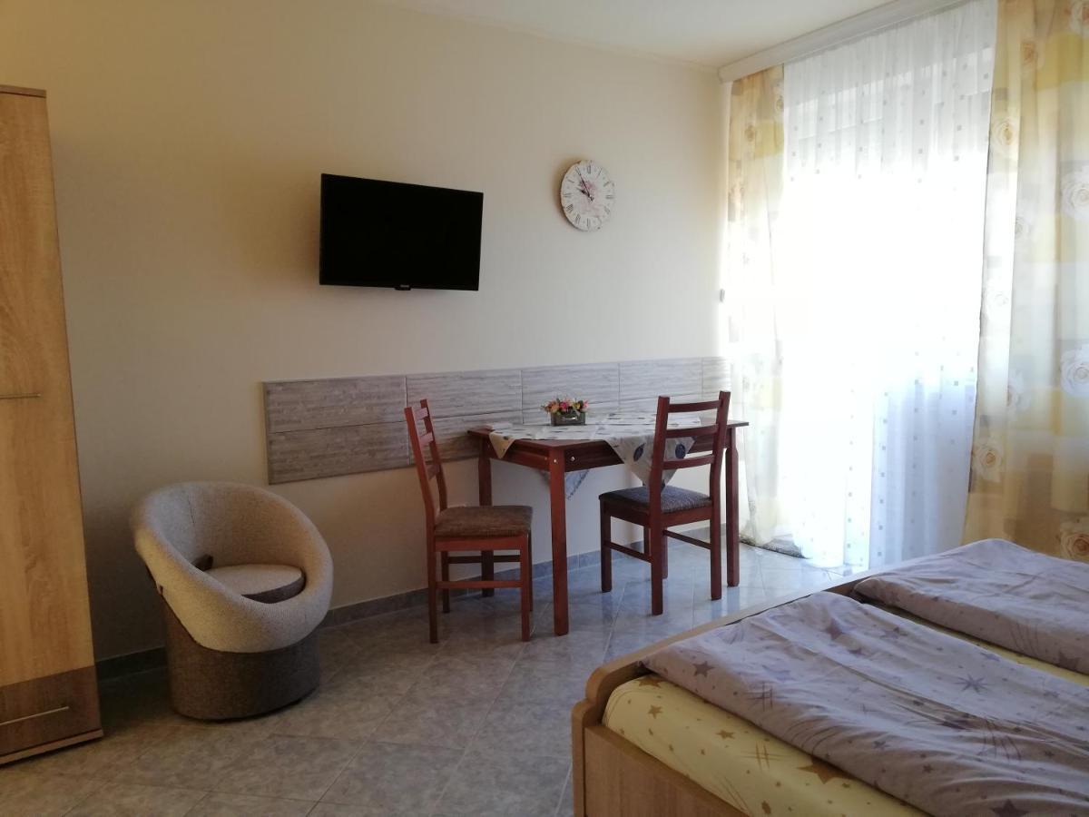Imola És Andrea Apartmanház Hajdúszoboszló Esterno foto