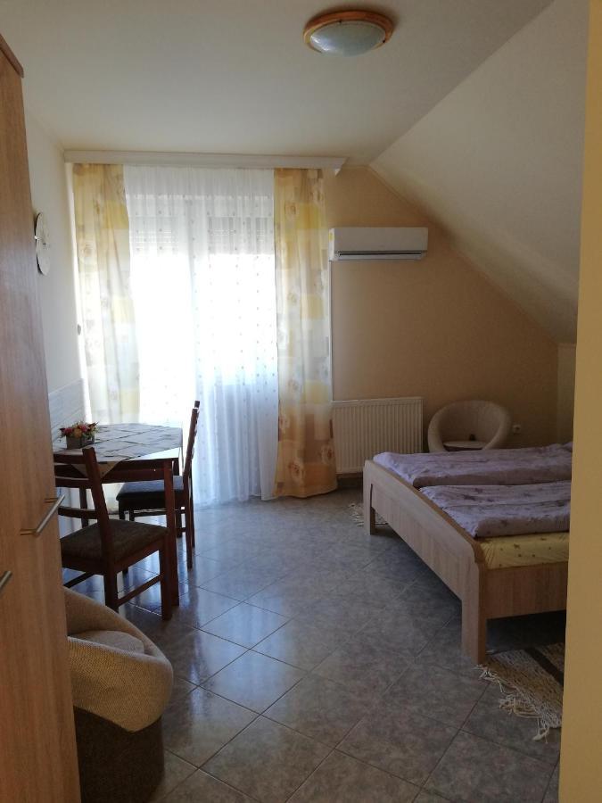Imola És Andrea Apartmanház Hajdúszoboszló Esterno foto