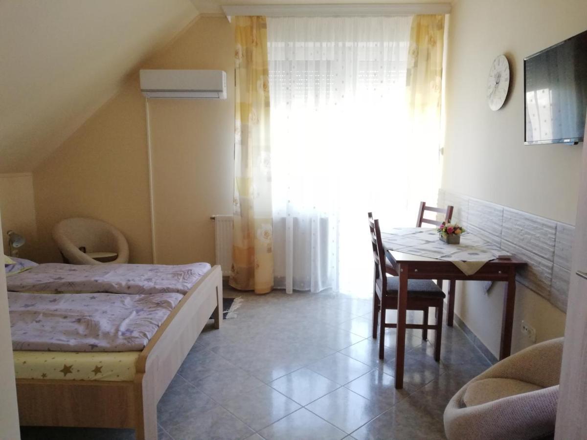 Imola És Andrea Apartmanház Hajdúszoboszló Esterno foto
