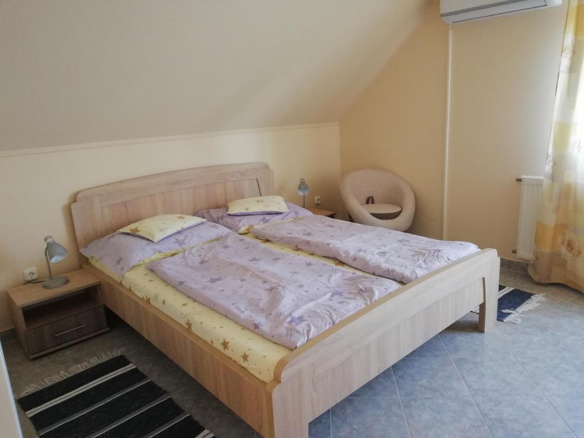 Imola És Andrea Apartmanház Hajdúszoboszló Esterno foto