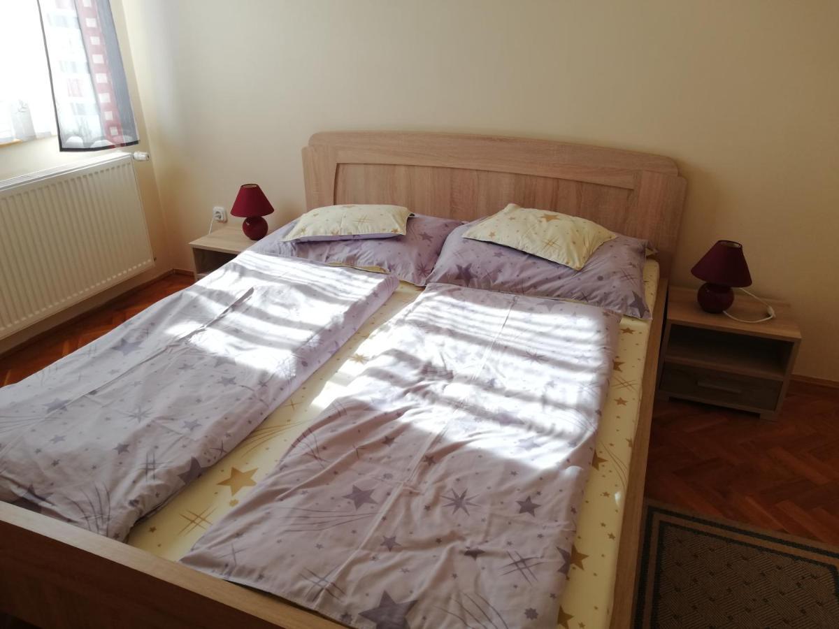 Imola És Andrea Apartmanház Hajdúszoboszló Esterno foto
