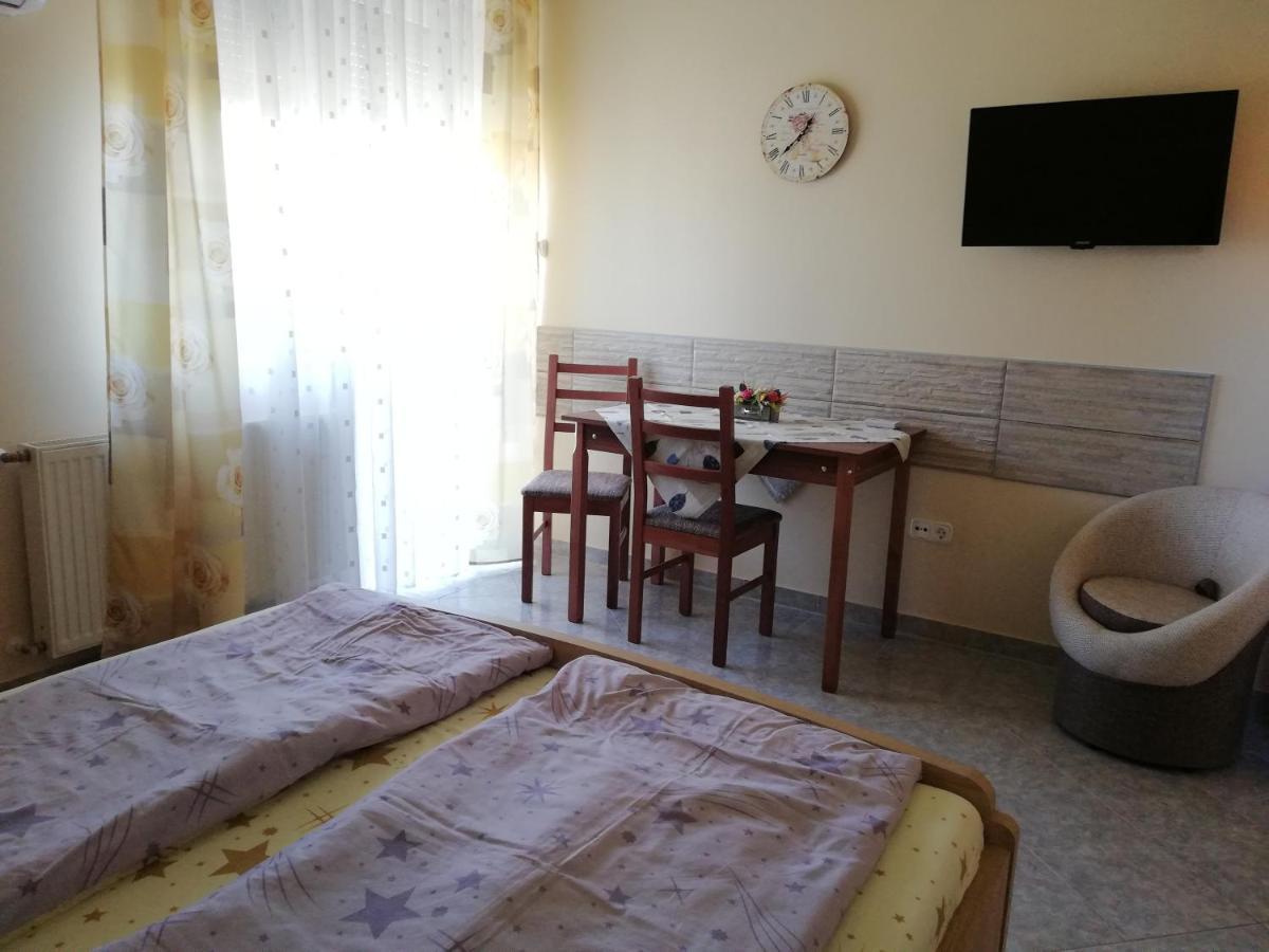 Imola És Andrea Apartmanház Hajdúszoboszló Esterno foto