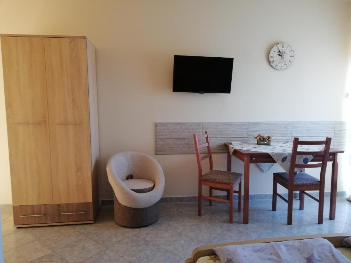 Imola És Andrea Apartmanház Hajdúszoboszló Esterno foto
