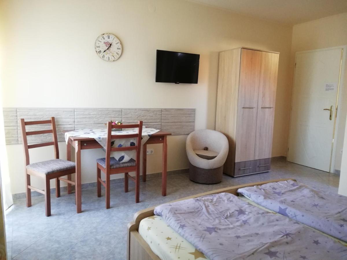 Imola És Andrea Apartmanház Hajdúszoboszló Esterno foto