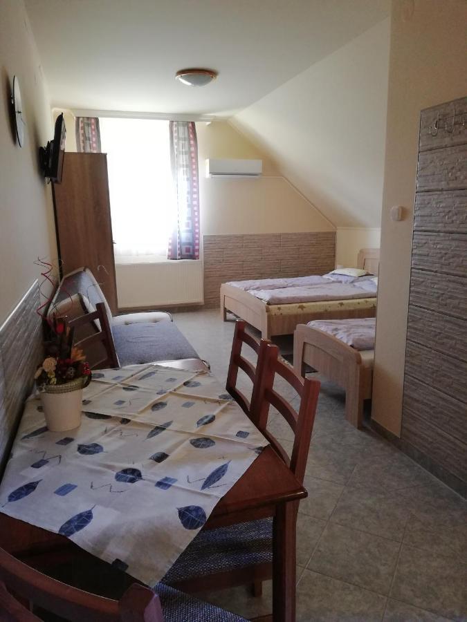 Imola És Andrea Apartmanház Hajdúszoboszló Esterno foto