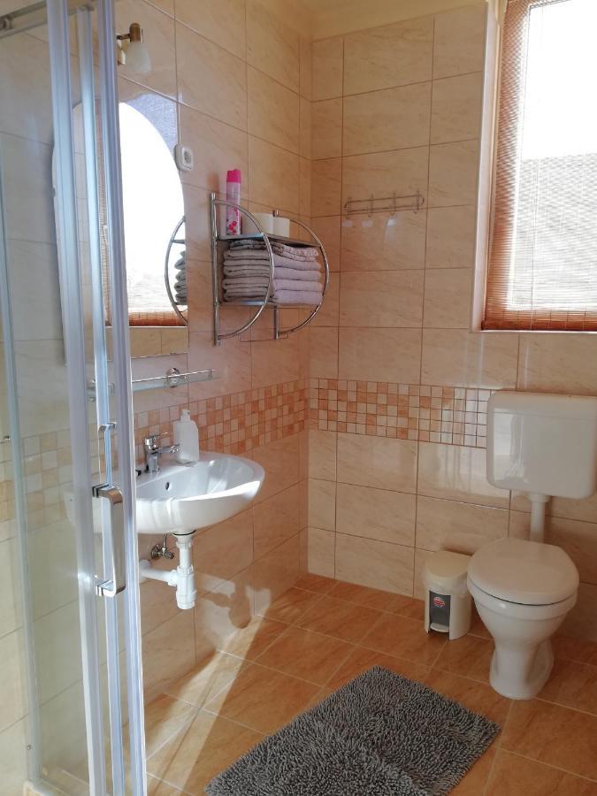 Imola És Andrea Apartmanház Hajdúszoboszló Esterno foto