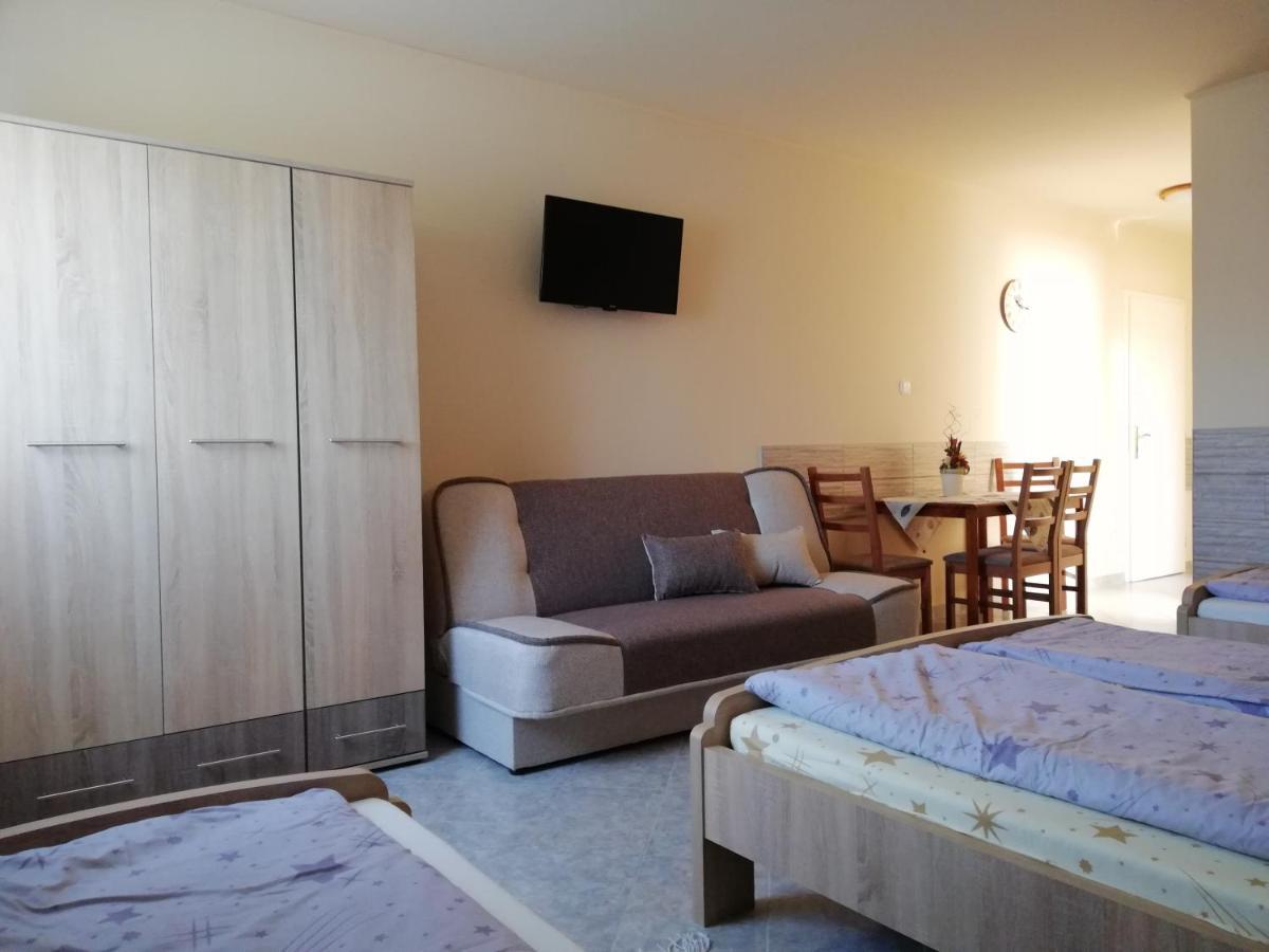 Imola És Andrea Apartmanház Hajdúszoboszló Esterno foto