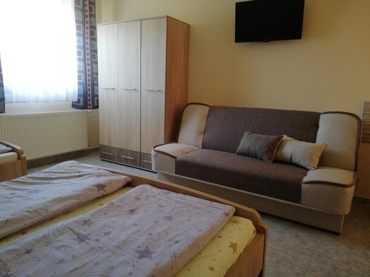 Imola És Andrea Apartmanház Hajdúszoboszló Esterno foto