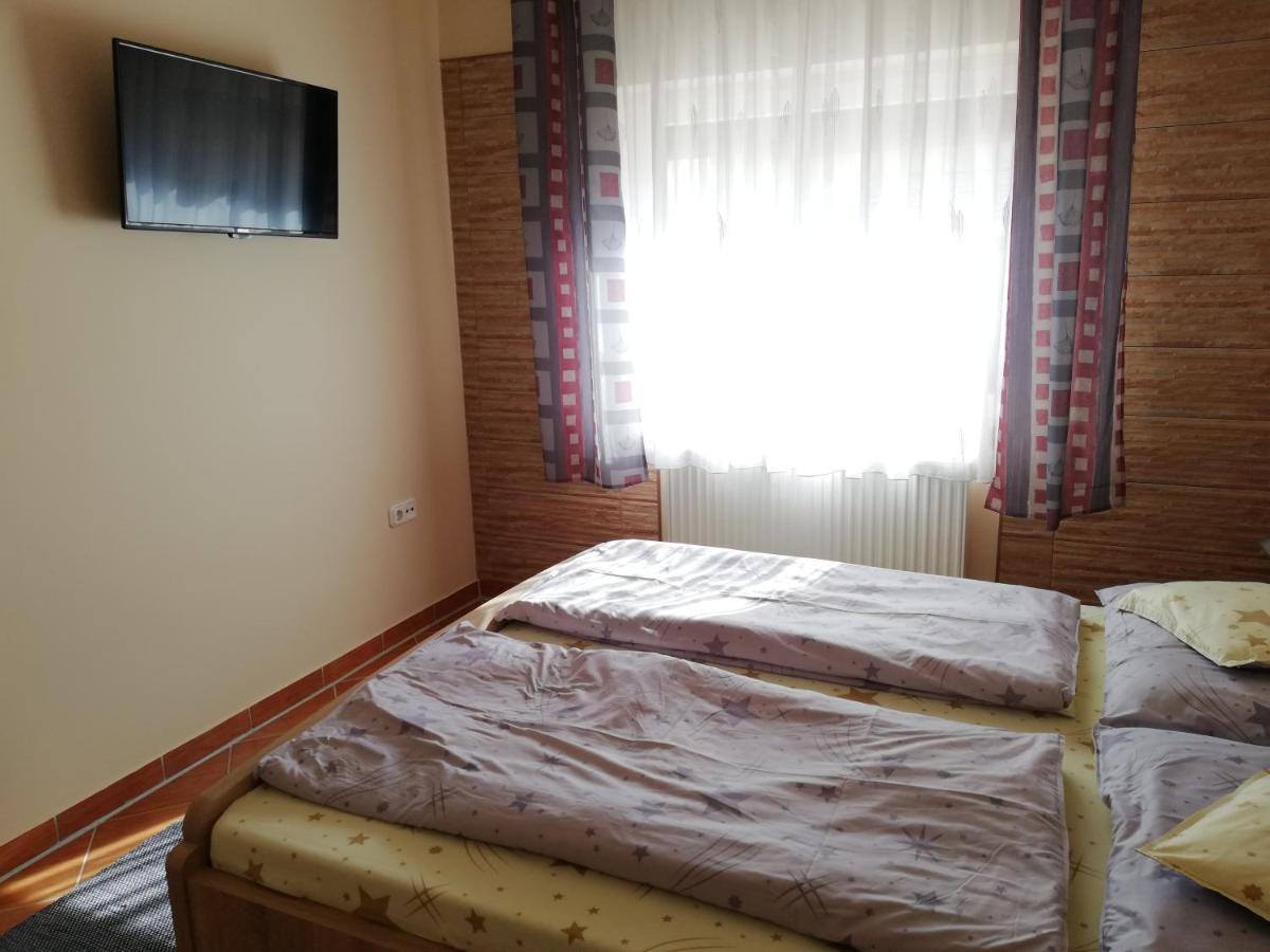 Imola És Andrea Apartmanház Hajdúszoboszló Esterno foto
