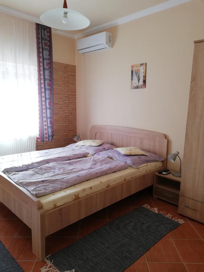 Imola És Andrea Apartmanház Hajdúszoboszló Esterno foto