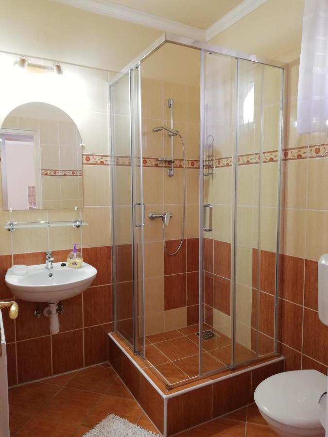 Imola És Andrea Apartmanház Hajdúszoboszló Esterno foto
