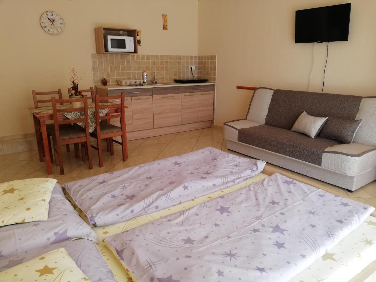 Imola És Andrea Apartmanház Hajdúszoboszló Esterno foto