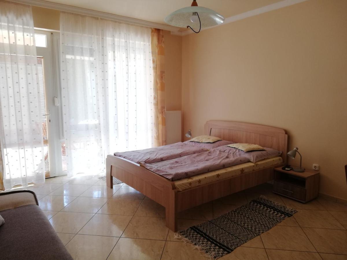 Imola És Andrea Apartmanház Hajdúszoboszló Esterno foto