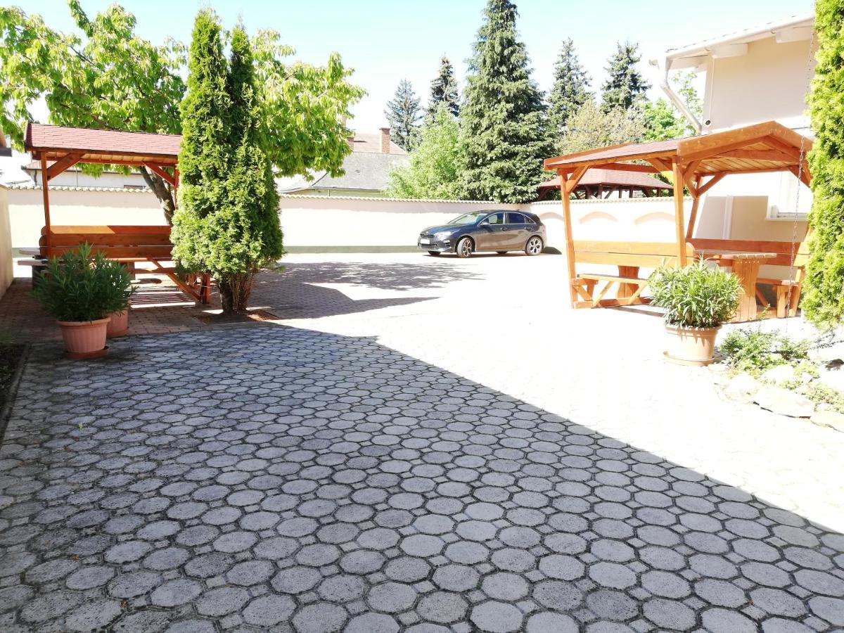 Imola És Andrea Apartmanház Hajdúszoboszló Esterno foto