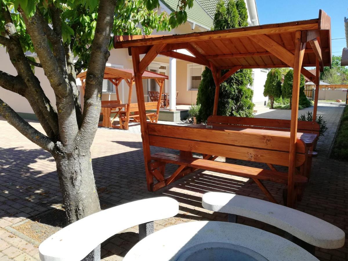 Imola És Andrea Apartmanház Hajdúszoboszló Esterno foto