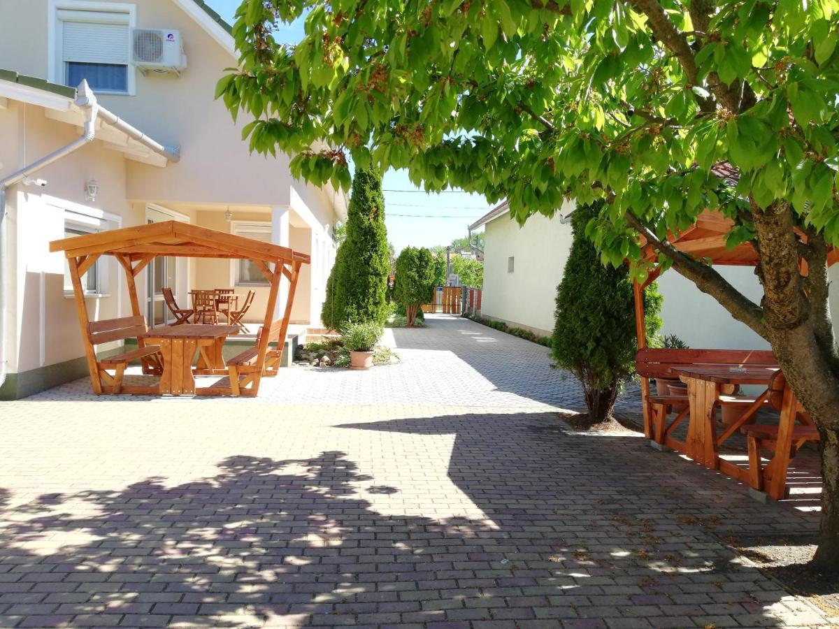 Imola És Andrea Apartmanház Hajdúszoboszló Esterno foto