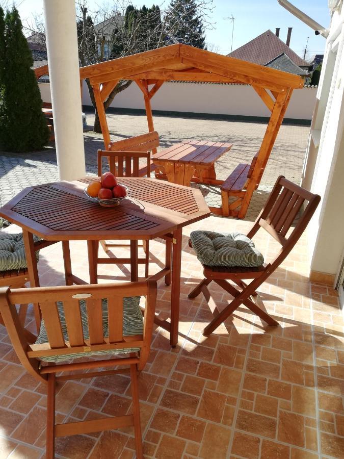 Imola És Andrea Apartmanház Hajdúszoboszló Esterno foto